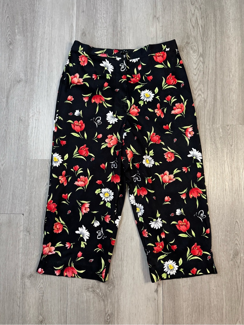 Alfred Dunner Women’s 10P Petite Black Floral Capri Pants Cotton Blend Pockets.